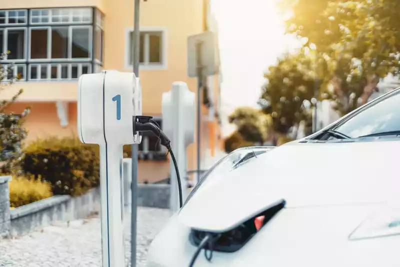 _985_https://toscano.es/wp-content/uploads/2021/04/an-electric-car-charging-outdoors-ZMXZG7C-1.webp