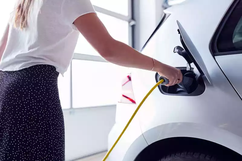 _231_https://toscano.es/wp-content/uploads/2021/04/close-up-of-woman-charging-electric-vehicle-with-c-L8CNP43.webp