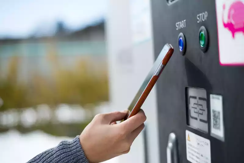  _19_https://toscano.es/wp-content/uploads/2021/06/woman-paying-on-charging-car-system-at-outdoor-by-SJAGJUF.webp