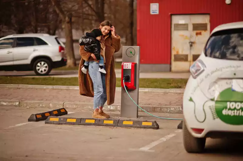  _487_https://toscano.es/wp-content/uploads/2021/06/young-mother-with-child-charging-electro-car-at-th-DMR99TJ.webp