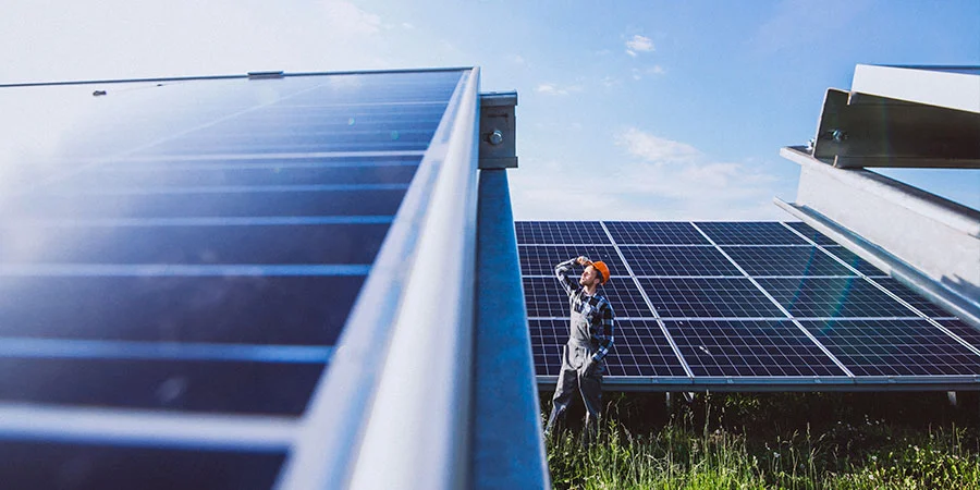 _742_https://toscano.es/wp-content/uploads/2023/01/beneficios-de-la-hibridacion-de-sistemas-fotovoltaicos-placas-con-tecnico.webp