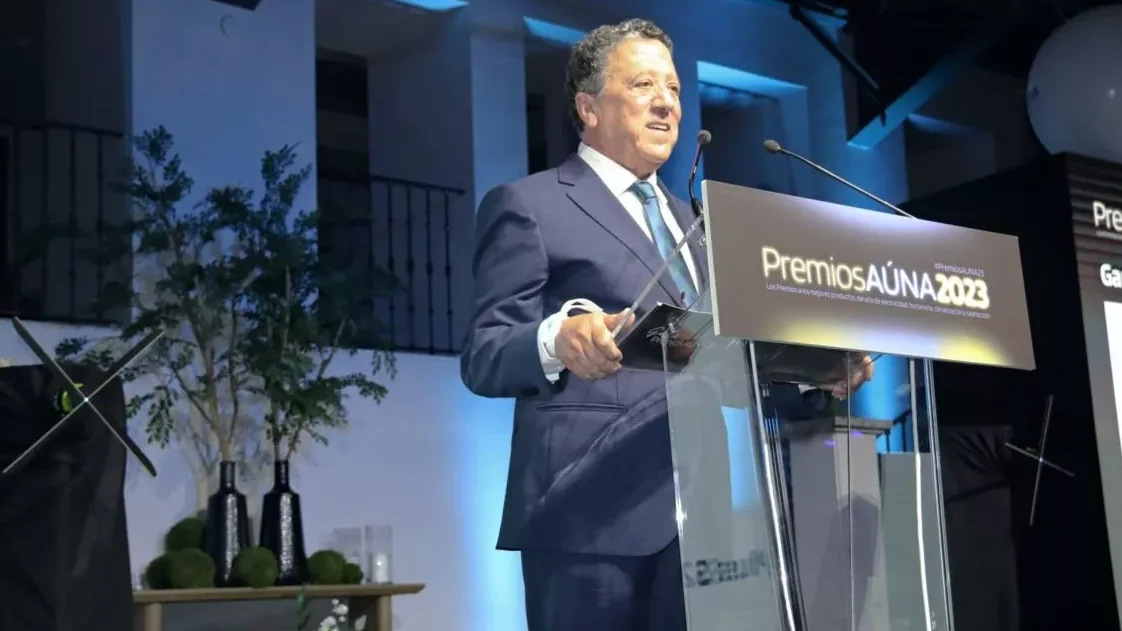  _982_https://toscano.es/wp-content/uploads/2023/10/carlos-toscano-premios-auna-2023.webp