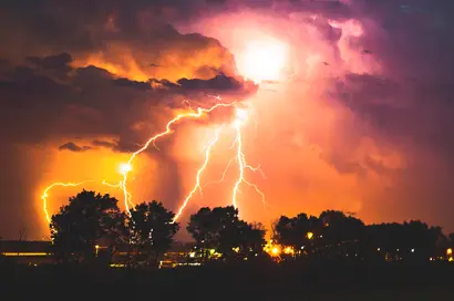 sobretensiones-transitorias-toscano-tormenta